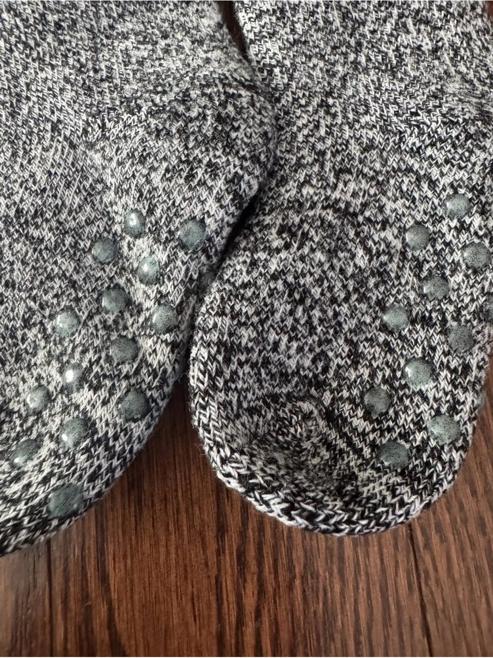 4 Pairs Kids Cozy Crew Socks with Non-Slip Grips Size Appox 6-11 (never worn)